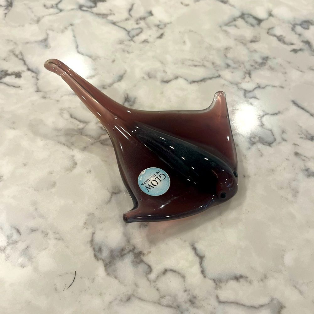 Dynasty Gallery Hand Blown Glass Stingray Figurine Purple Glow in Dark